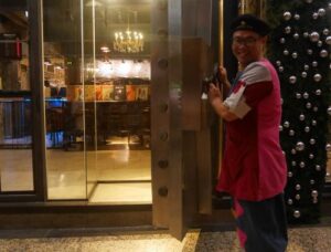 かわいい店員さんもいるよ♡台中のスイーツ店「第四信用合作社」